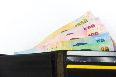 Beyaz arka planda izole edilmiş deri cüzdandaki farklı renk banknotları