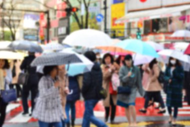 Yağmurlu bir gün, Tokyo 'da kalabalık bir sokak, bulanık bir arka plan.