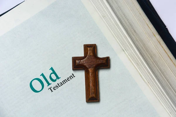 Old Testament Cover Holy Bible Wooden Cross — Stock Photo, Image