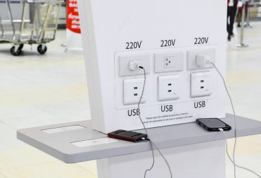 Havaalanında gezginler için ücretsiz şarj istasyonu
