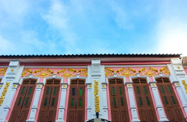 Okno Różowym Tłem Stylu Chińsko Portugalskim Stare Miasto Phuket Tajlandia — Zdjęcie stockowe
