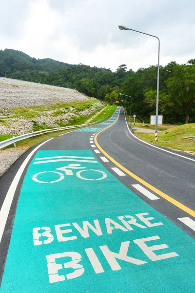 Vorsicht Fahrradschild Auf Radweg Staudamm Und Öffentlichen Park Aufgemalt — Stockfoto