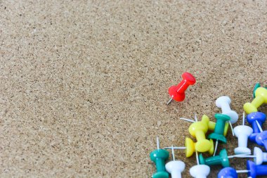 kırmızı raptiye mantar tahtaya iğnelendi, kopyalama alanı (seçici odak)