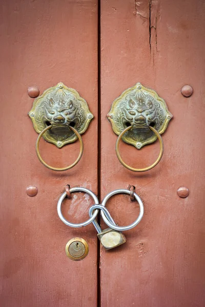 Velho Chinês Leão Maçaneta Cadeado Fundo Porta Madeira Marrom Perto — Fotografia de Stock