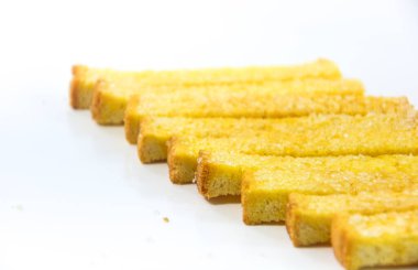 Beyaz arka planda izole edilmiş kavrulmuş şekerli gevrek ekmek