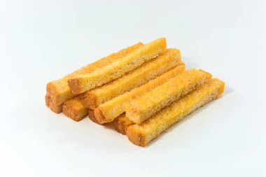 Beyaz arka planda izole edilmiş kavrulmuş şekerli gevrek ekmek