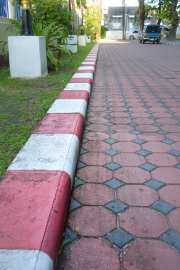 Kaldırımda kırmızı ve beyaz yol işaretleri (seçici odak)