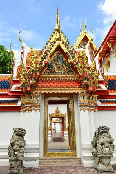 Entrada Del Templo Con León Piedra Bangkok Tailandia —  Fotos de Stock