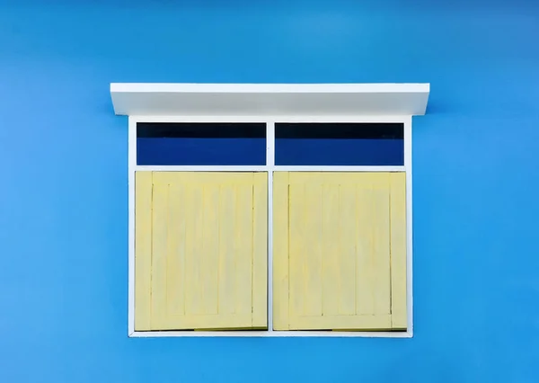 Beyaz Tenteli Sarı Basit Vintage Pencere Mavi Beton Duvar Arka — Stok fotoğraf