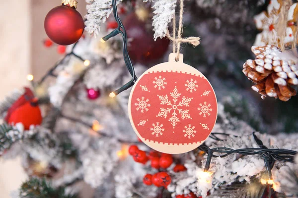 赤塗装グッズ クリスマス ツリーに掛かっているラウンド木製 — ストック写真