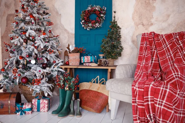 Piękny holdiay urządzony pokój z choinką z prezentami pod nim — Zdjęcie stockowe