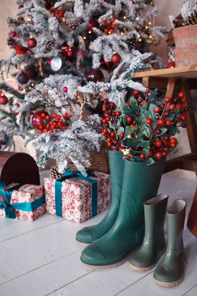 Zöld gumicsizmát alatt a karácsonyfa, őszi, belső, őszi dekoráció — Stock Fotó
