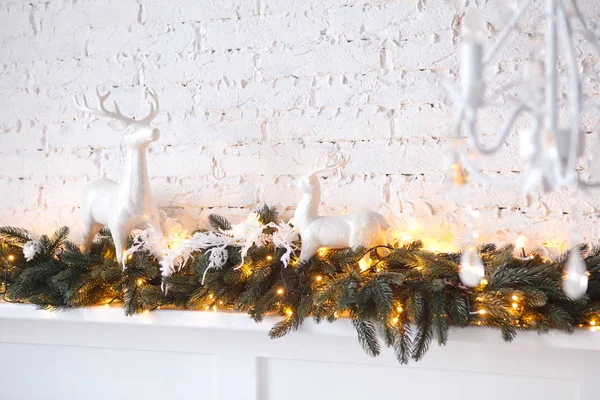 Noel dekorasyon beyaz geyik ve saatler — Stok fotoğraf