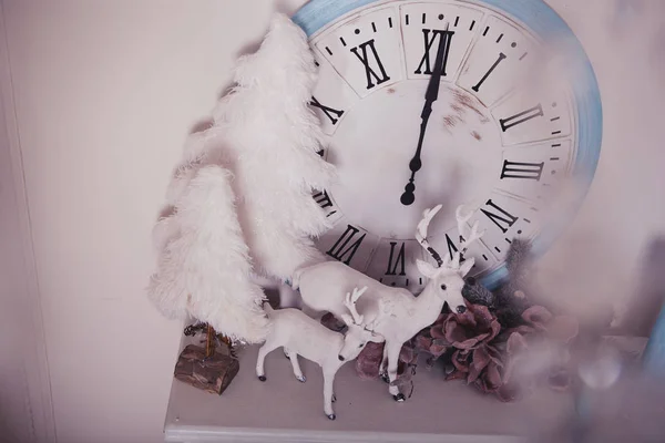 Vánoční dekorace bílé jeleny a hodinky — Stock fotografie