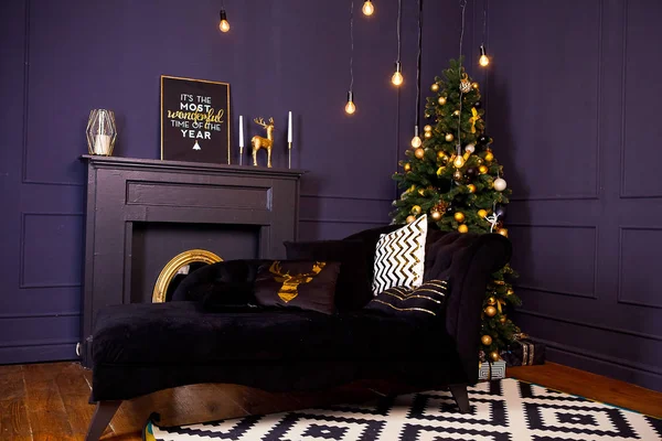 Рождественская елка черно-золотая с подарками рядом в красивой внутренней комнате — стоковое фото