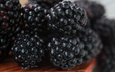 BlackBerry çilek makro karanlık bir arka plan üzerinde