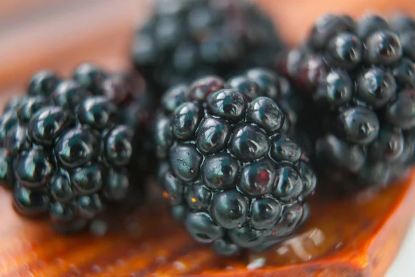 BlackBerry çilek makro karanlık bir arka plan üzerinde