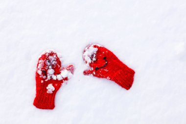 yumuşak tüylü karda gözlü kırmızı örme eldivenler
