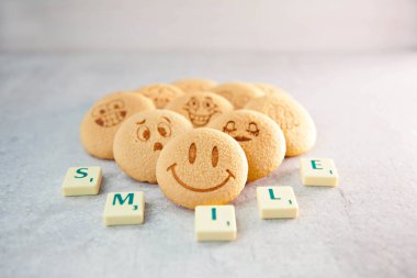 duygular ve küpleri bir model ile tatlı kurabiye gülümseme scrabble