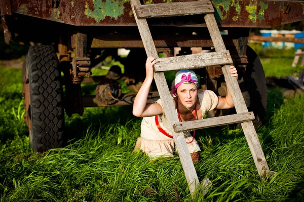 Uma Menina Assustada Escondeu Atrás Uma Escada Grama Verde Joelhos Imagem De Stock