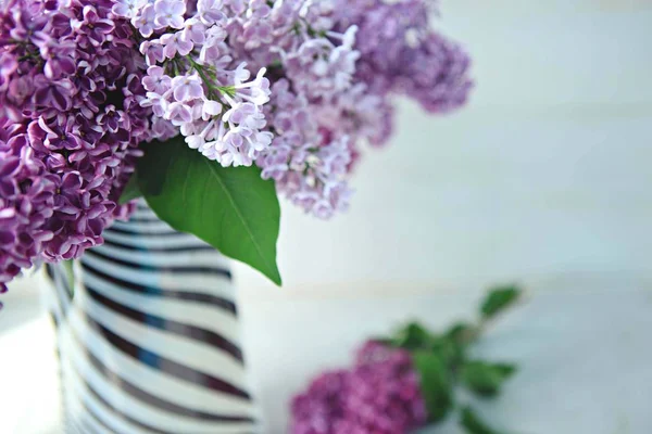 Ein Strauß Unterschiedlich Gefärbter Flieder Verschiedenen Farben Einer Gestreiften Vase lizenzfreie Stockfotos