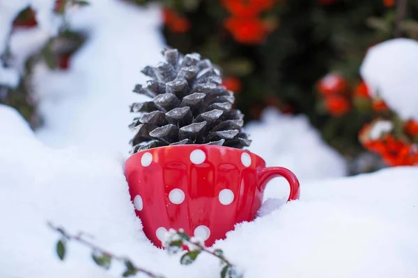 Bodegón Navidad Copa Lunares Rojos Nieve Con Cono Nieve Real Imágenes de stock libres de derechos