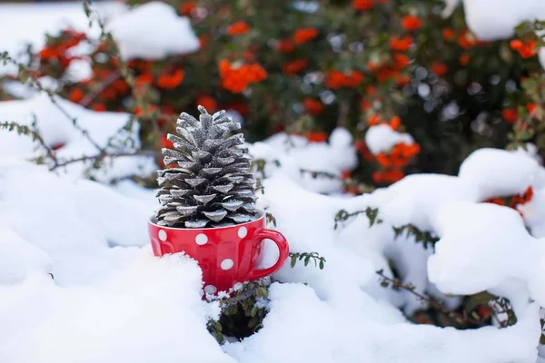 Natal Ainda Vida Copo Bolinhas Vermelhas Neve Com Cone Neve Fotografias De Stock Royalty-Free