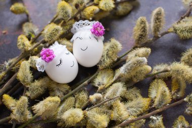 Paskalya kompozisyonu, çiçek açan söğüt buketinde taçlı beyaz yumurtalar.