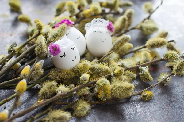 Composição Páscoa Ovos Brancos Com Coroas Buquê Salgueiro Florescendo Fotografia De Stock