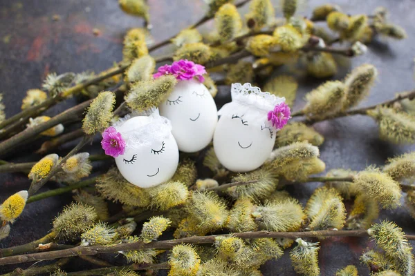 Composição Páscoa Ovos Brancos Com Coroas Buquê Salgueiro Florescendo Imagem De Stock