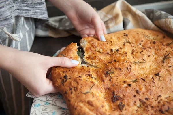 Focaccia Tradicional Italiana Con Romero Ajo Focaccia Casera Pan Plano Imágenes de stock libres de derechos