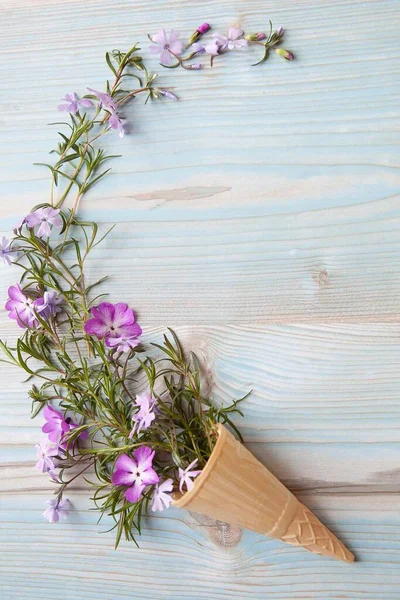 Frühlingskonzept Floraler Hintergrund Eiszapfen Mit Rosenblüten Auf Blauem Holzgrund Raum lizenzfreie Stockbilder