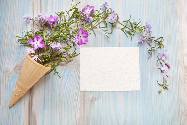 Frühlingskonzept Floraler Hintergrund Eiszapfen Mit Rosenblüten Auf Blauem Holzgrund Raum Stockfoto