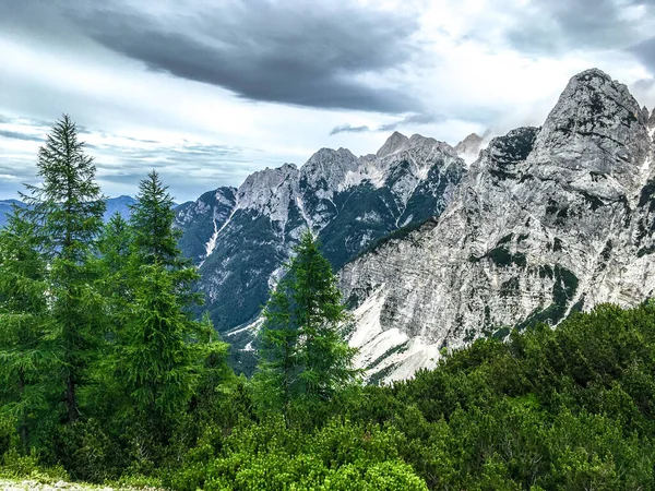 Jules Alpes 'in Slovenya' daki dağ manzarası