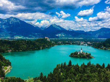 Gölün kenarındaki renkli pınar Kanadı