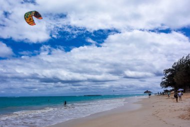 Hawaii 'deki Oahu adasının dalgalarında uçurtma sörfü