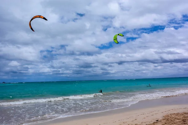 Hawaii 'deki Oahu adasında uçurtma sörfü