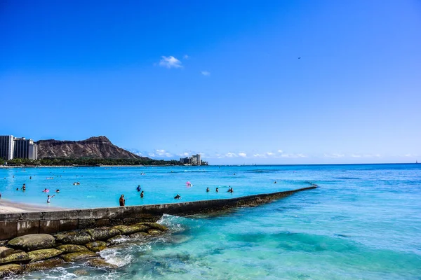 Waikiki sahilinde güzel mavi deniz suyu, Oahu, Hawaii