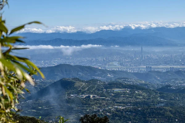 Kuzey Tayvan 'daki Yangmingshan Milli Parkı' nda yürüyüş.