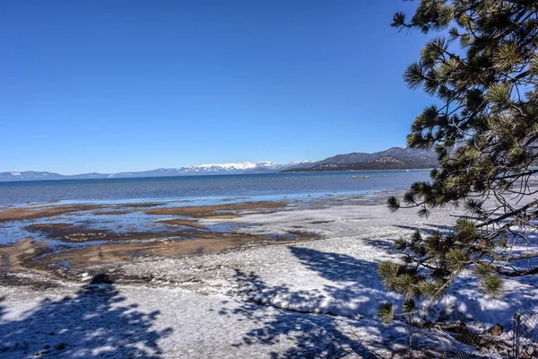Tahoe Gölü boyunca karla kaplı bir sahil.