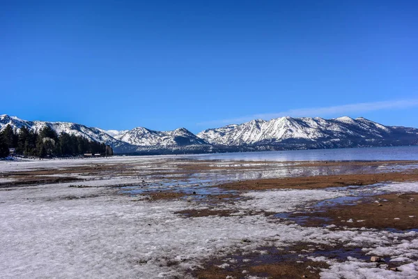 Tahoe Gölü boyunca karla kaplı bir sahil.