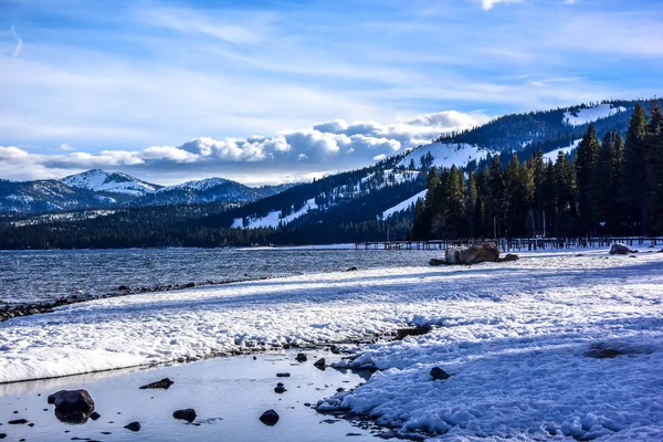 Tahoe Gölü boyunca karla kaplı bir sahil.