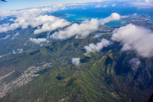 Uçaktan Oahu adasının manzarası.