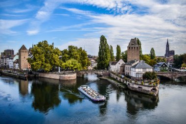 Strassbourg, Fransa 'nın tarihi şehir merkezindeki kuleleri ve su kanallarını izleyin.