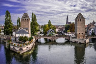 Strassbourg, Fransa 'nın tarihi şehir merkezindeki kuleleri ve su kanallarını izleyin.