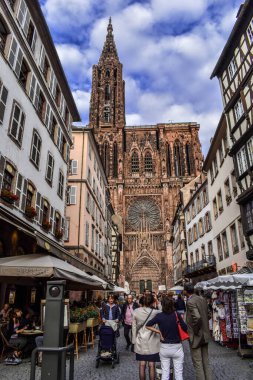 Fransa 'da Strassbourg' un bir simgesi olarak tarihi gotik katedral