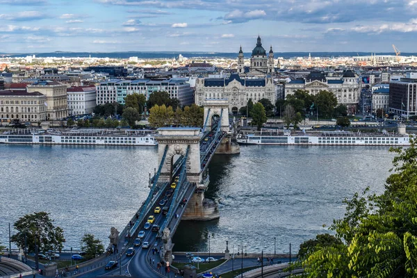 Bonito fim de semana de outono passar no centro histórico de Budapeste — Fotografia de Stock