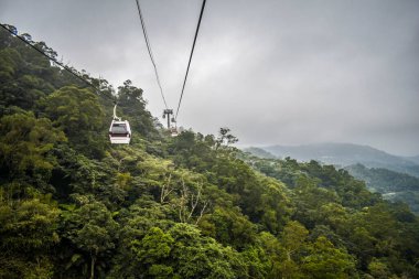 Taipei, Tayvan 'daki Yağmur Ormanları Dağı' nın tepesindeki teleferik.