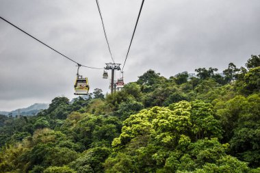 Taipei, Tayvan 'daki Yağmur Ormanları Dağı' nın tepesindeki teleferik.