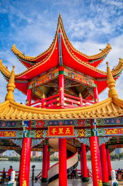 Kaohsiung, Tayvan 'daki Lotus Gölü kıyısındaki orijinal kırmızı tapınak.